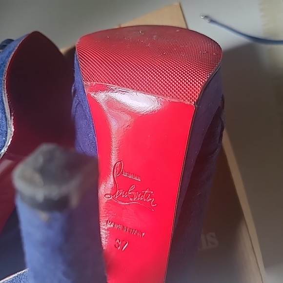 Christian Louboutin - Picture 5 of 8